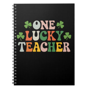 Een gelukkige leraar die retro St. Patrick's Day o Notitieboek