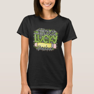 Eén gelukkige leraar die St. Patrick's Day viert i T-shirt