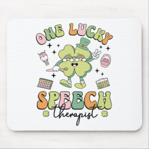 Een gelukkige logopedist St. Patrick's Day spraakt Muismat