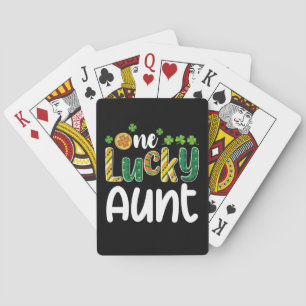 Een gelukkige tante die familie St Patrick's Day m Pokerkaarten