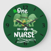 Een gelukkige verpleegster met kabouters