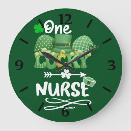 Een gelukkige verpleegster met kabouters grote klok