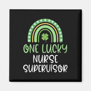 Een gelukkige verpleegster supervisor St. Patrick' Magneet