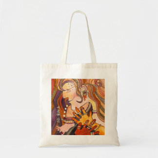 Een gelukkige vrouw met haar rood-gekleurde Toenai Tote Bag