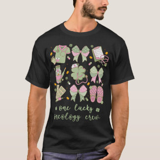 Een geluks-oncologieverpleegster met een St. Patri T-shirt