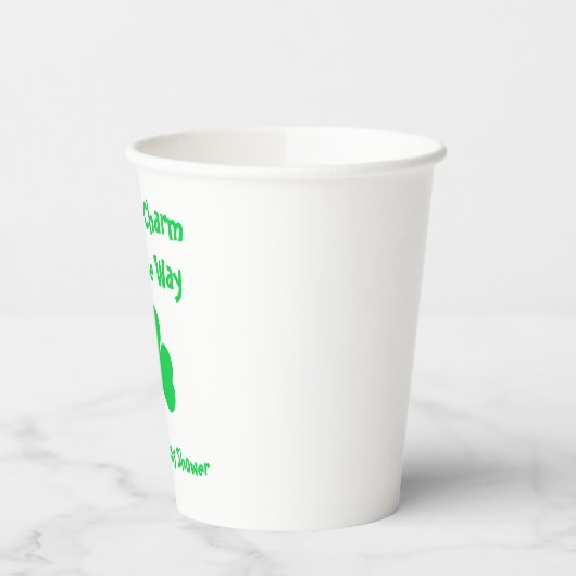 Een geluksvogel is onderweg naar papierbekertjes papieren bekers (Links)