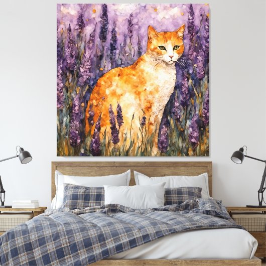 Een gemberkat in een lavendelveld canvas afdruk (Insitu (Slaapkamer))