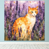 Een gemberkat in een lavendelveld canvas afdruk (Insitu (Houten vloer))