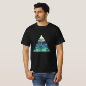 Een geometrisch driehoekig berglandschap t-shirt (Voorkant volledig)