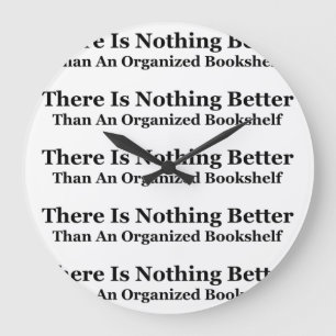 Een georganiseerde boekenplank grote klok