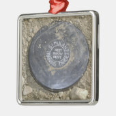 Een gesimuleerde landmijn metalen ornament (Links)