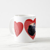 Een gestreept rood hart koffiemok (Voorkant links)