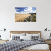 Een gestreepte draadhek gebouwd langs een stenen h canvas afdruk (Insitu (Slaapkamer))