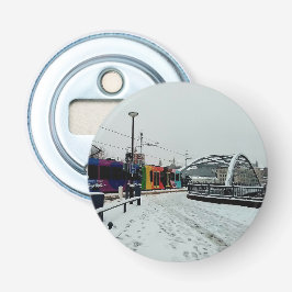 Een gestreepte tram button flesopener