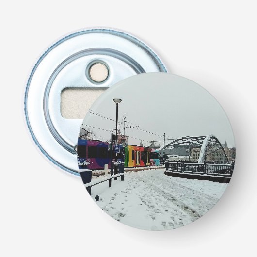 Een gestreepte tram button flesopener (Voorkant)