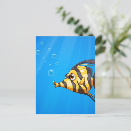Een gestreepte vis onder het zee briefkaart (Staand voorkant)