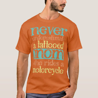 Een getatoeëerde moeder die Motorc bestuurt, nooit T-shirt