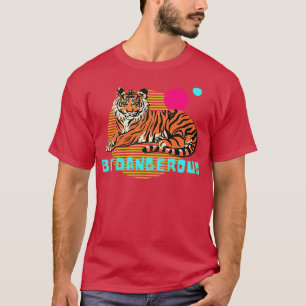Een gevaarlijke grotere illustratie van modern des t-shirt