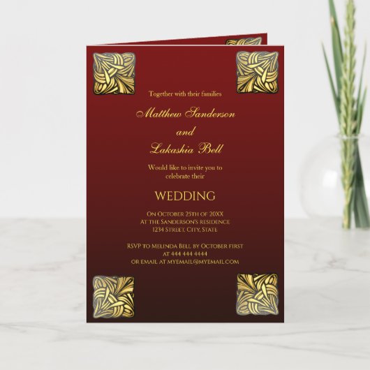 Een gevouwen kaartje met een goudbruin menu (Voorkant)