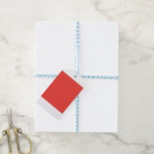 Een gewaagd rood vierkant omgeven door een helder cadeaulabel
