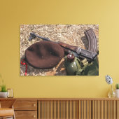 Een geweer, een militaire afdekking en een kantine canvas afdruk (Insitu (Woonkamer))