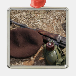 Een geweer, een militaire afdekking en een kantine metalen ornament