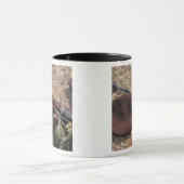 Een geweer, een militaire afdekking en een kantine mok (Midden)