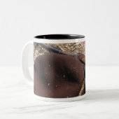 Een geweer, een militaire afdekking en een kantine tweekleurige koffiemok (Voorkant links)