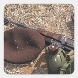 Een geweer, een militaire afdekking en een kantine vierkante sticker