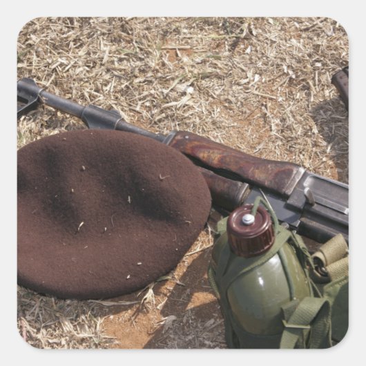 Een geweer, een militaire afdekking en een kantine vierkante sticker (Voorkant)