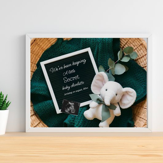 Een gezellige Neutral basket zwangerschapsaankondi Poster