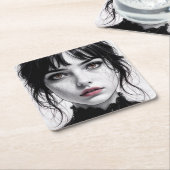 Een gezichtsopname van porselein met gebarsten zie kartonnen onderzetters (Schuin)