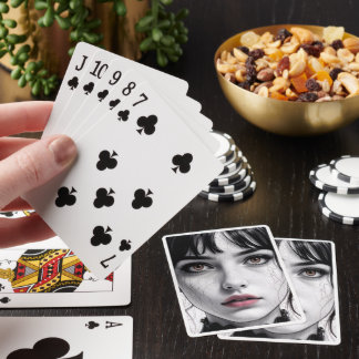 Een gezichtsopname van porselein met gebarsten zie pokerkaarten