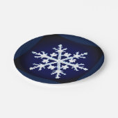 Een gigantische ijskristal sneeuwvlok op donker in papieren bordje (Gekanteld)