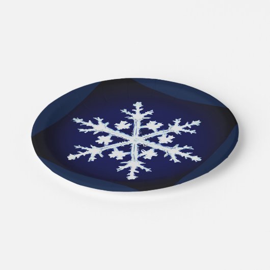 Een gigantische ijskristal sneeuwvlok op donker in papieren bordje (Gekanteld)