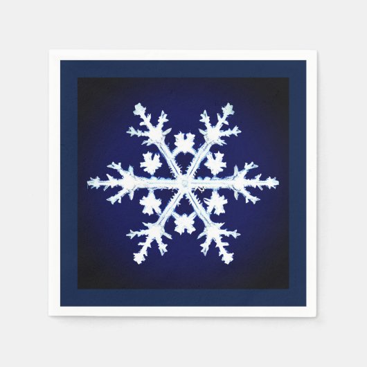 Een gigantische ijskristal sneeuwvlok op donker in servet (Voorkant)