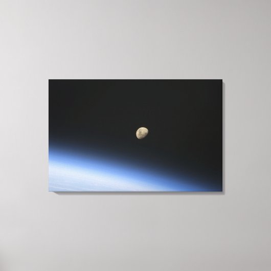 Een gigantische maan zichtbaar boven de atmosfeer  canvas afdruk (Voorkant)