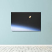 Een gigantische maan zichtbaar boven de atmosfeer canvas afdruk (Insitu (Houten vloer))