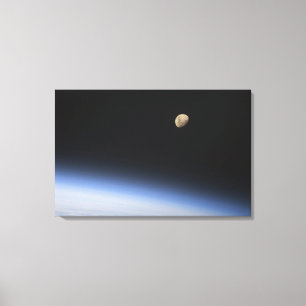Een gigantische maan zichtbaar boven de atmosfeer canvas afdruk