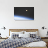 Een gigantische maan zichtbaar boven de atmosfeer canvas afdruk (Insitu (Slaapkamer))