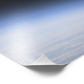 Een gigantische maan zichtbaar boven de atmosfeer  foto afdruk (Hoek)