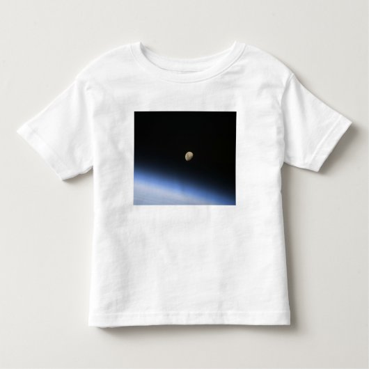 Een gigantische maan zichtbaar boven de atmosfeer  kinder shirts (Voorkant)