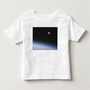 Een gigantische maan zichtbaar boven de atmosfeer  kinder shirts