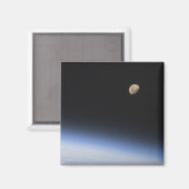 Een gigantische maan zichtbaar boven de atmosfeer  magneet (Voorkant / Achterkant)