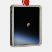 Een gigantische maan zichtbaar boven de atmosfeer metalen ornament (Rechts)