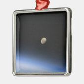 Een gigantische maan zichtbaar boven de atmosfeer metalen ornament (Links)