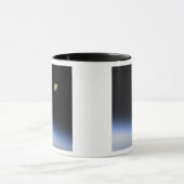 Een gigantische maan zichtbaar boven de atmosfeer mok (Midden)