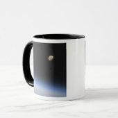 Een gigantische maan zichtbaar boven de atmosfeer mok (Voorkant links)