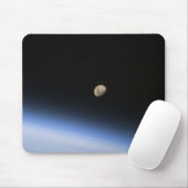 Een gigantische maan zichtbaar boven de atmosfeer  muismat (Met muis)