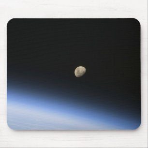 Een gigantische maan zichtbaar boven de atmosfeer  muismat